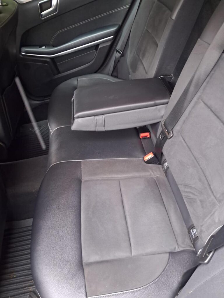 Tylne siedzenia w mercedesie.