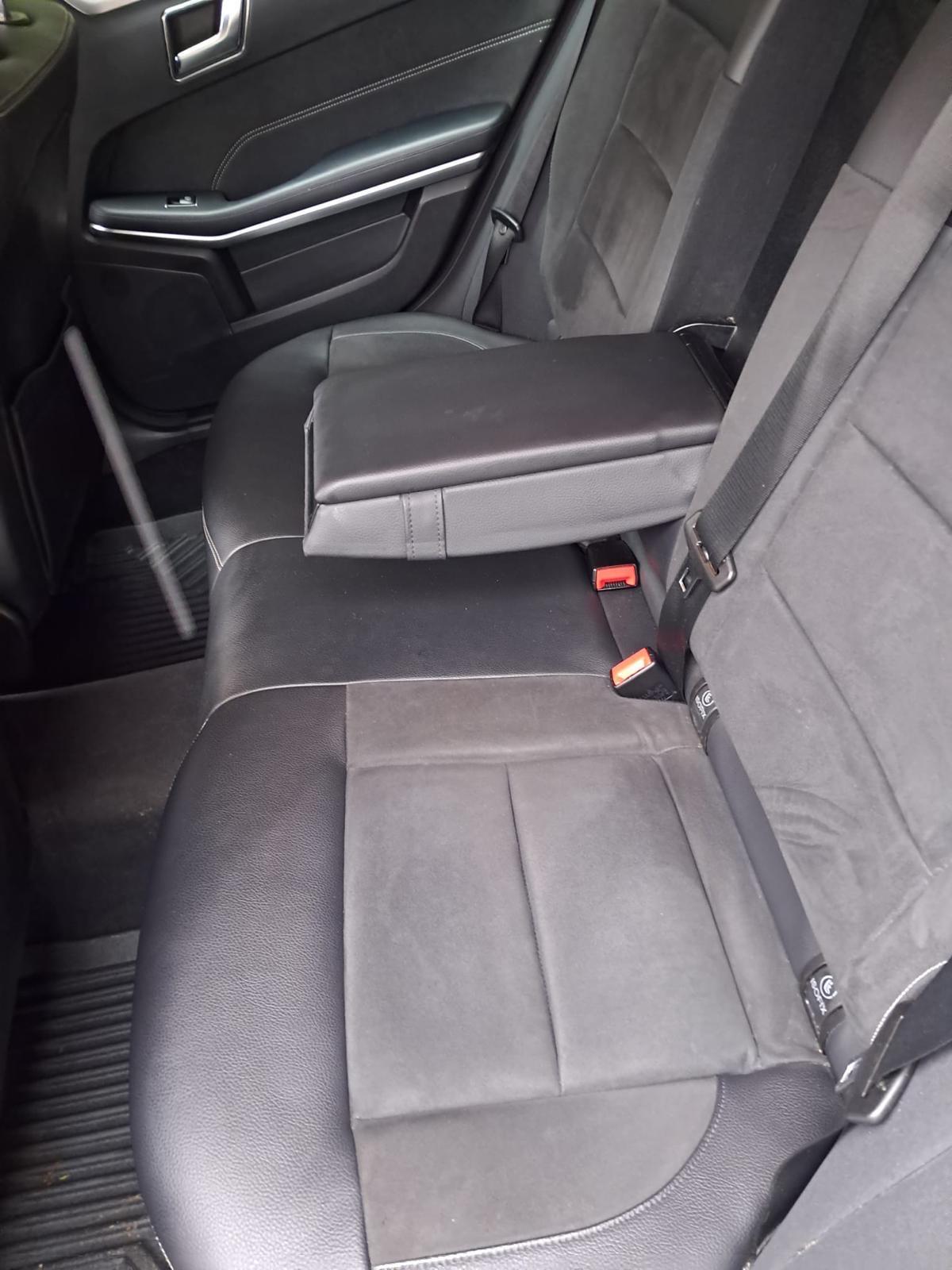 Tylne siedzenia w mercedesie.
