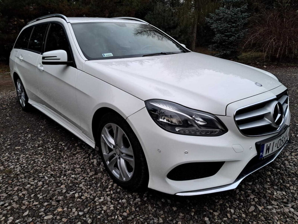 Mercedes Taxi w Rawie Mazowieckiej – widok z boku na elegancką sylwetkę auta.