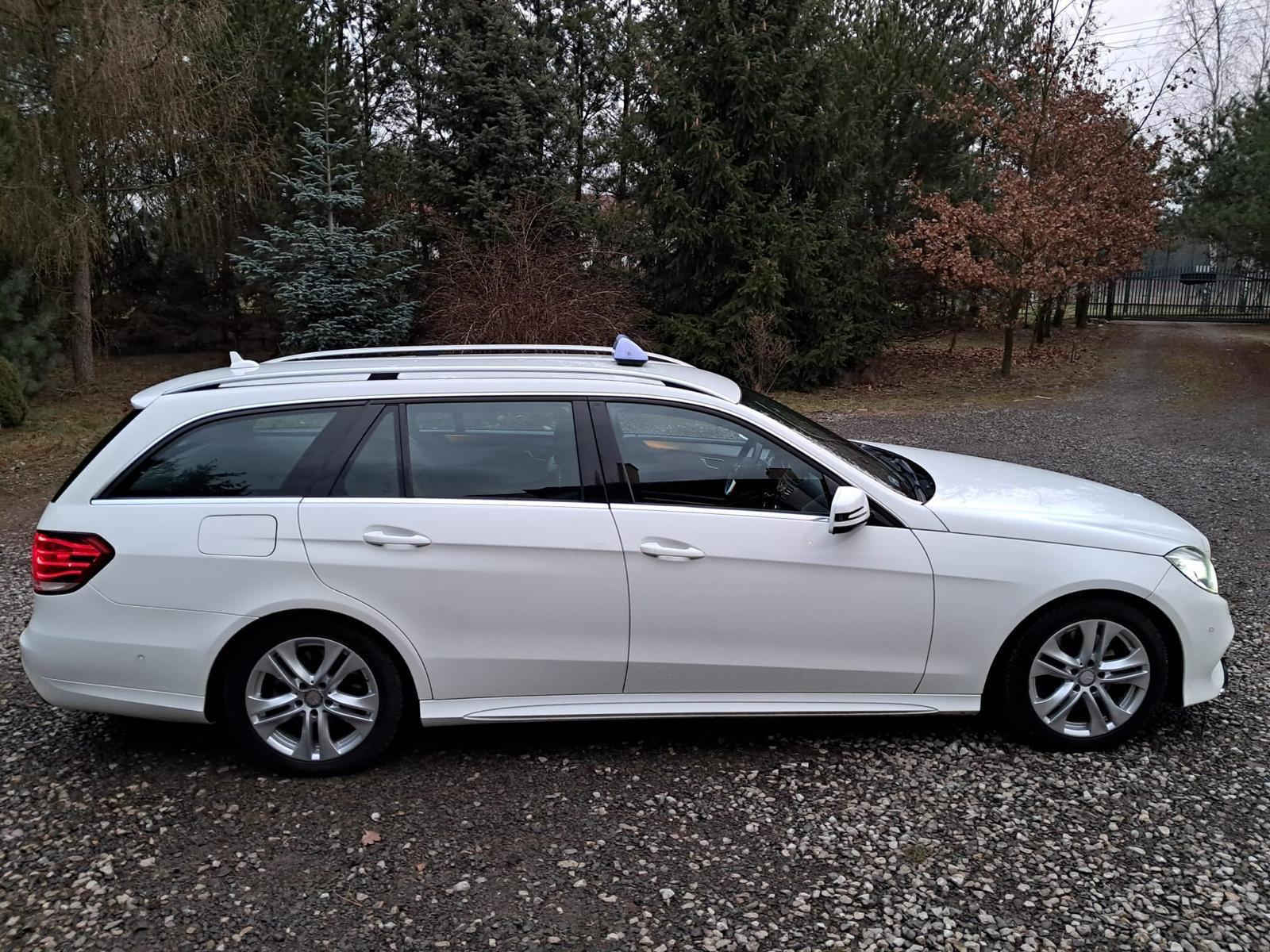 Widok z boku na białą taksówkę marki Mercedes w Rawie Mazowieckiej.