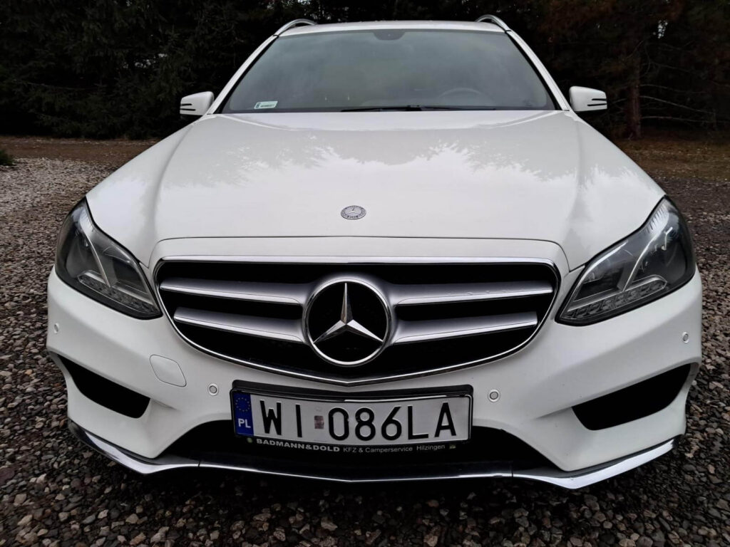 Taksówka Mercedes w kolorze białym – usługi transportowe Rawa Mazowiecka.