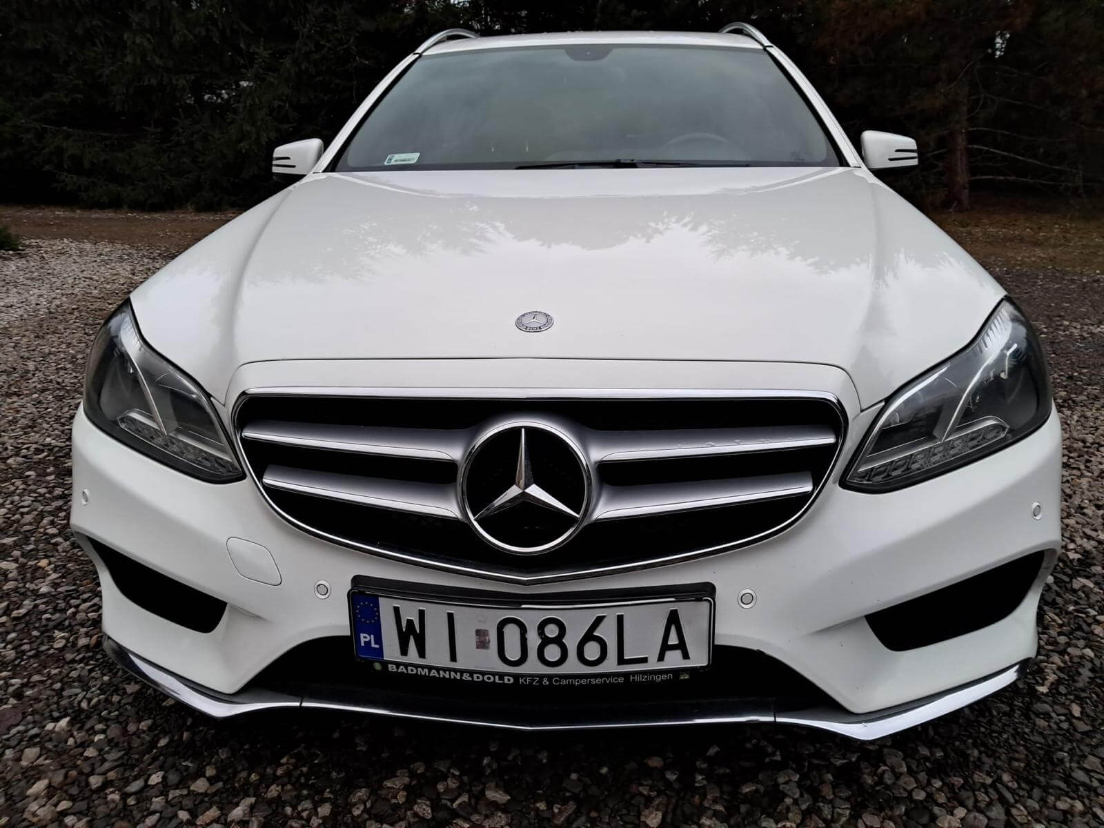 Taksówka Mercedes w kolorze białym – usługi transportowe Rawa Mazowiecka.