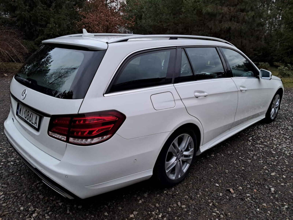 Biały Mercedes Taxi widziany z tyłu i z boku na postoju w Rawie Mazowieckiej.