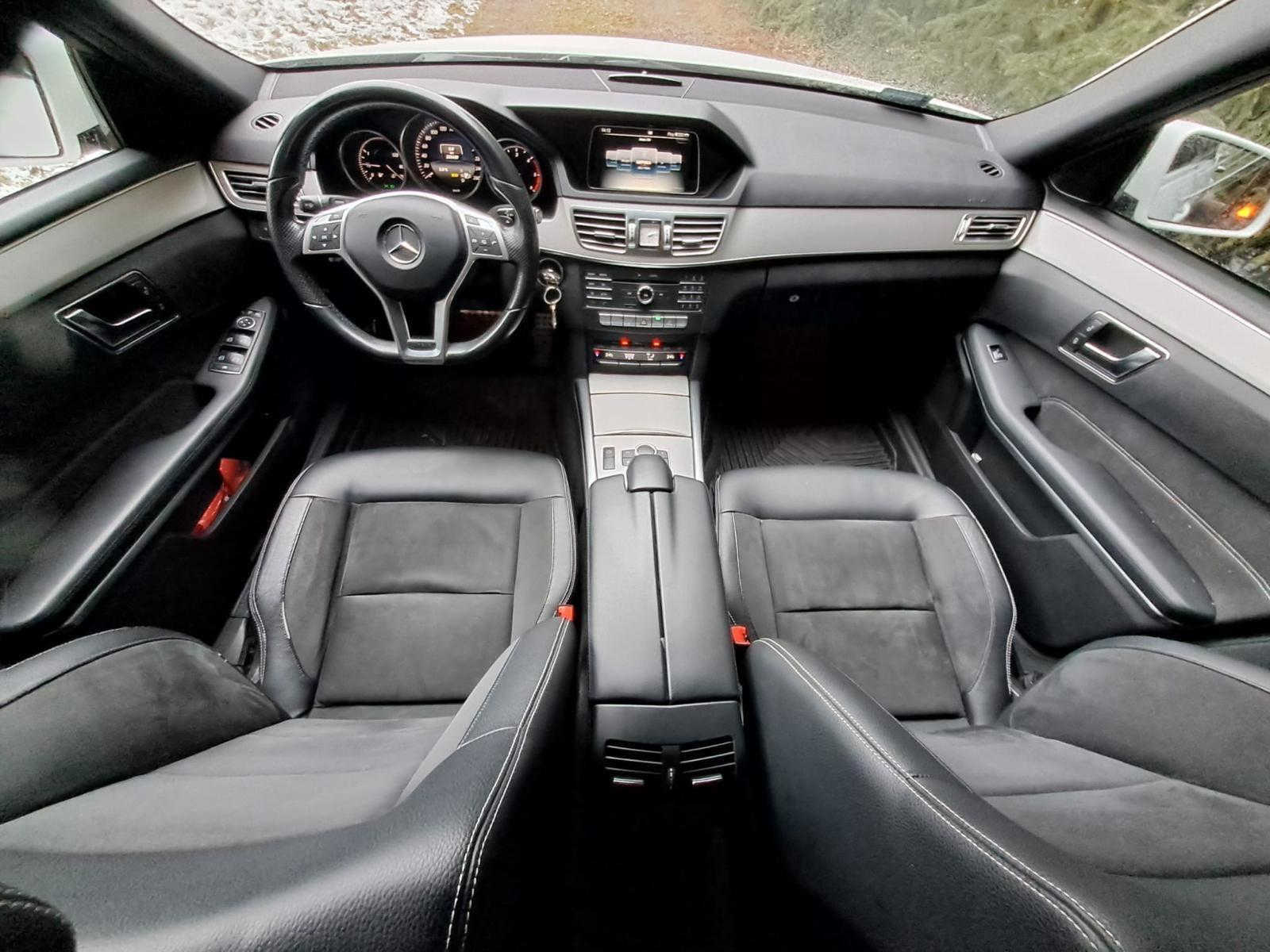 Widok na deskę rozdzielczą i skórzane fotele w luksusowym Mercedesie Taxi.